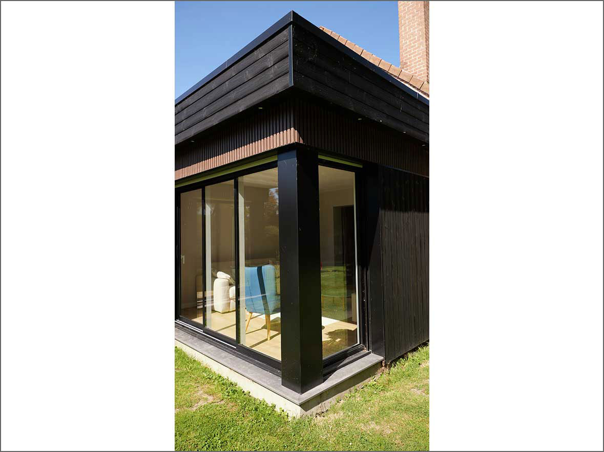 extension contemporaine avec bardage noir à Bachy dans le Nord