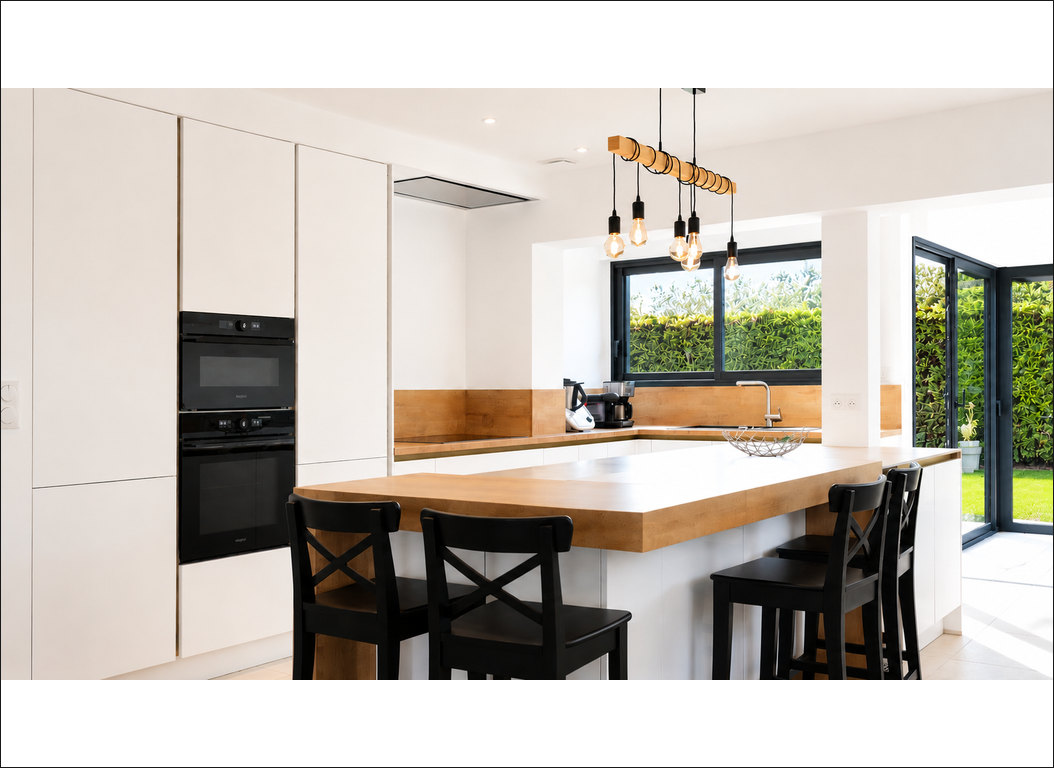 cuisine rénovée avec îlot central dans la maison agrandie à Annoeullin, Nord