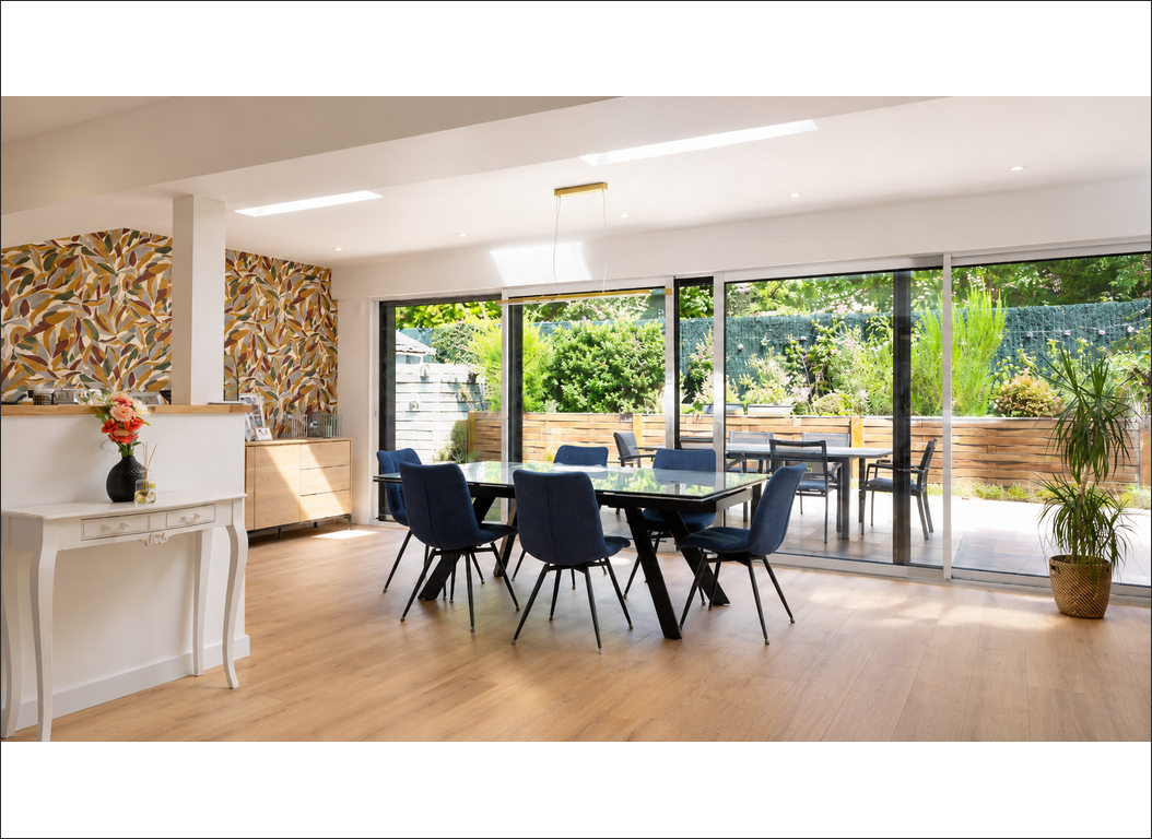salle à manger ouverte sur le jardin dans l’extension à Radinghem (Nord)