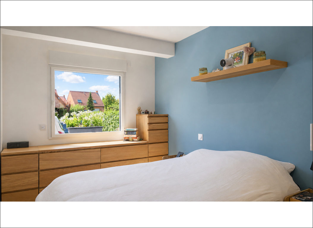 chambre de la suite parentale avec mur bleu à Radinghem (Nord)