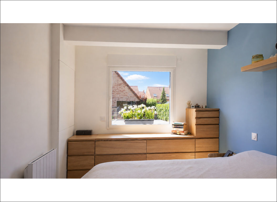 aménagement de chambre avec fenêtre sur jardin à Radinghem (Nord)