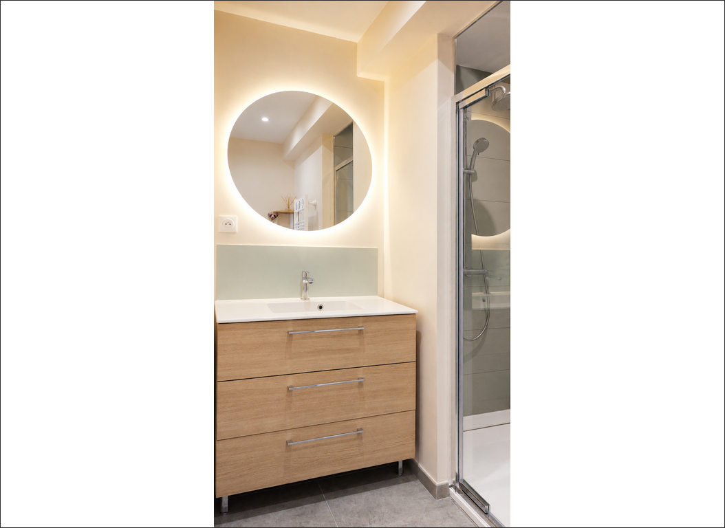 espace vasque et douche de la salle de bain à Radinghem (Nord)