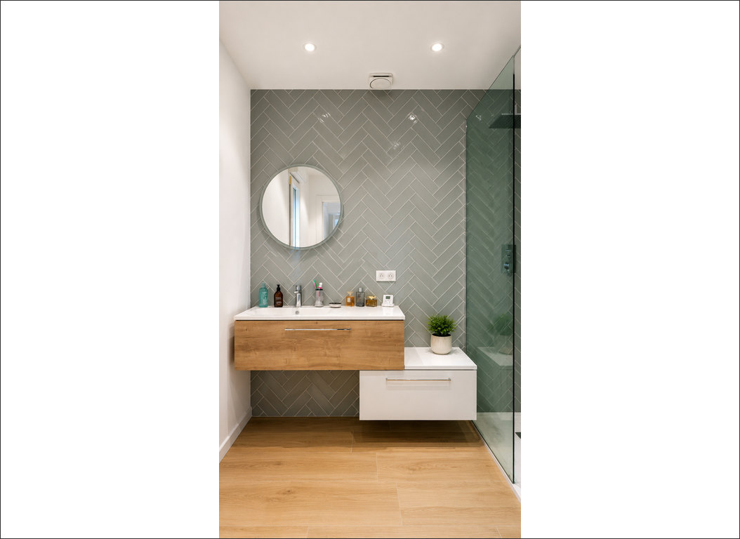 salle d’eau de la suite parentale avec meuble vasque et douche à Wandignies-Hamage (Nord)